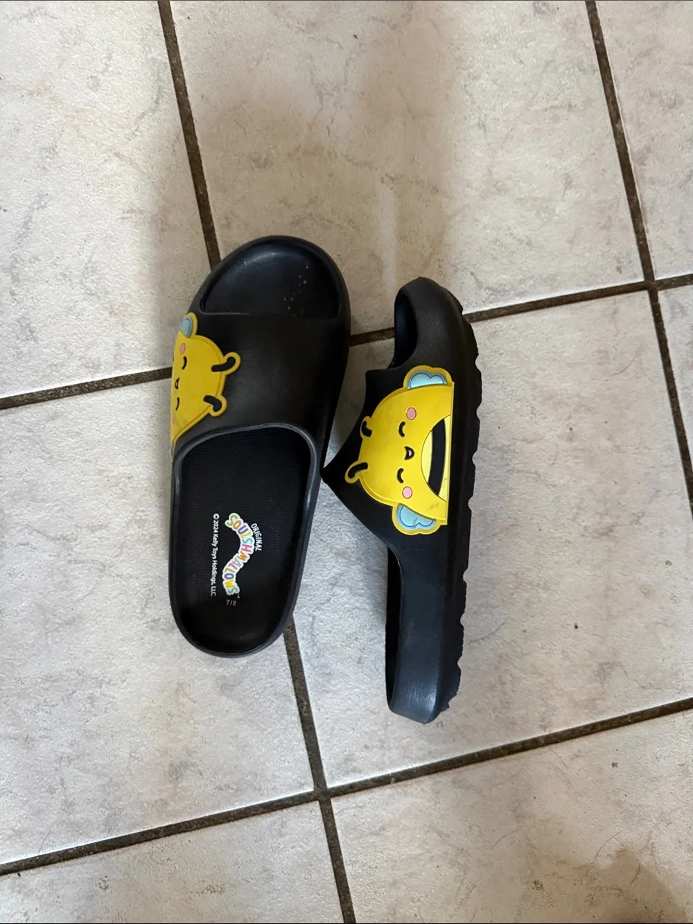 Squishmallows Black Kids Slide Sandals with Yellow Character Accent W 7/8